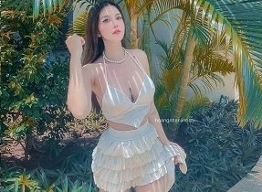Hoàng Nhân Chi Linh khoe body cực chuẩn